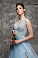 Длинное вечернее платье ИЛИЯ нежно-голубого цвета с разрезом на легкой пышной юбке купить недорого в салоне Princesse de Paris в СПБ