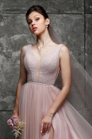 Длинное вечернее платье Илия в пудрово-розовом цвете - элегантное, стильное, лекгое, модное, с разрезом по ноге, недорого в свадебном салоне Princesse de Paris