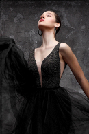 Длинное вечернее платье Иия черного цвета - легкое, удобное, современное, модное, с разрезом по ногн недорого в свадебном салоне Princesse de Paris
