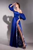 Купить недорого длинное вечернее платье на выпускной из атласа синего цвета с корсетом, с рукавами, открытыми плечами, с разрезом по ноге, А-силуэт в салоне Princesse de Paris в СПБ 