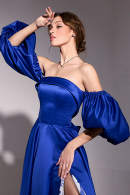 Купить недорого длинное вечернее платье на выпускной из атласа синего цвета с корсетом, с рукавами, открытыми плечами, с разрезом по ноге, А-силуэт в салоне Princesse de Paris в СПБ 
