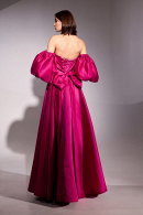 Купить недорого длинное вечернее платье на выпускной из атласа цвет фуксия яркий розовый малиновый с корсетом, с рукавами, открытыми плечами, с разрезом по ноге, А-силуэт в салоне Princesse de Paris в СПБ 
