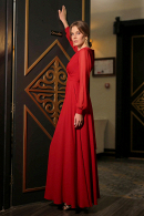 Красное вечернее платье КЛАССИКА в стиле минимализм с рукавами и разрезом без корсета на выпускной, для мамы купить недорого в салоне Princesse de Paris в СПБ.