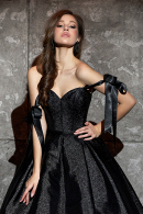 Вечернее платье МЕЛАНИ из парчи черного цвета с серебристым отливом - пышное, А-силуэт, длинное,легкое, удобное, с открытыми плечами и бретелями - бантами из атласной ленты купить недорого на выпускной 9 и 11 класс в салоне Princesse de Paris