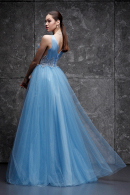 Вечернее платье ОФЕЛИЯ голубого цвета - пышное, А-силуэт, длинное,легкое, удобное, с расшитым кружевом по талии и открытой спинкой купить недорого на выпускной 9 и 11 класс в салоне Princesse de Paris