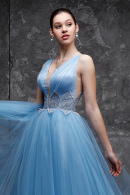 Вечернее платье ОФЕЛИЯ голубого цвета - пышное, А-силуэт, длинное,легкое, удобное, с расшитым кружевом по талии и открытой спинкой купить недорого на выпускной 9 и 11 класс в салоне Princesse de Paris