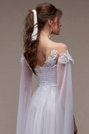 Вечернее платье СИЛЬВИЯ белого цвета с серебристым мерцанием - не пышное, А-силуэт, длинное,легкое, удобное, с кружевным лифом и закрытой спинкой, с оригинальными рукавами купить недорого на выпускной 9 и 11 класс в салоне Princesse de Paris