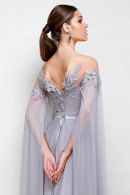 Вечернее платье СИЛЬВИЯ серого цвета с серебристым мерцанием - не пышное, А-силуэт, длинное,легкое, удобное, с кружевным лифом и закрытой спинкой, с оригинальными рукавами купить недорого на выпускной 9 и 11 класс в салоне Princesse de Paris