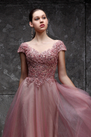 Вечернее платье СЛАВИЯ пудрового цвета - не пышное, А-силуэт, длинное,легкое, удобное, с кружевным лифом и закрытой спинкой купить недорого на выпускной 9 и 11 класс в салоне Princesse de Paris