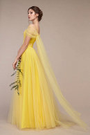 Вечернее платье ЭЛЬФИЯ желтого цвета - не пышное, А-силуэт, длинное, легкое, удобное, без кружева,  прикрыты проблемные зоны на руках, купить недорого на выпускной 9 и 11 класс в салоне Princesse de Paris