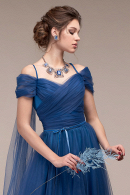 Вечернее платье ЭЛЬФИЯ синего цвета - не пышное, А-силуэт, длинное, легкое, удобное, без кружева,  прикрыты проблемные зоны на руках, купить недорого на выпускной 9 и 11 класс в салоне Princesse de Paris