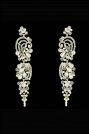 Длинные серьги СС005 оригинальной формы с завитками и цветочными элементами со стразами и жемчугом в цвете серебро в свадебном салоне Princesse de Paris