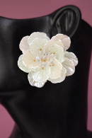 Оригинальные серьги в виде цветка белого пиона перламутрового цвета на выпускной, свадьбу купить недорого в салоне Princesse de Paris в СПБ.
