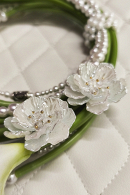 Оригинальные серьги в виде цветка белого пиона перламутрового цвета на выпускной, свадьбу купить недорого в салоне Princesse de Paris в СПБ.