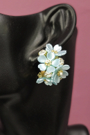 Милые серьги SG001 в форме цветов незабудки голубого цвета с мелким искусственным жемчугом и стразами купить недорого в салоне Princesse de Paris в СПБ.