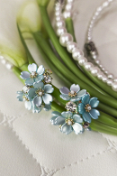 Милые серьги SG001 в форме цветов незабудки голубого цвета с мелким искусственным жемчугом и стразами купить недорого в салоне Princesse de Paris в СПБ.