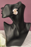 Оригинальные объемные серьги в форме цветов незабудки розового цвета SR001 с жемчугом и стразами купить недорого в салоне Princesse de Paris в СПБ.