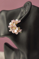 Оригинальные объемные серьги в форме цветов незабудки розового цвета SR001 с жемчугом и стразами купить недорого в салоне Princesse de Paris в СПБ.