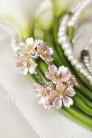 Оригинальные объемные серьги в форме цветов незабудки розового цвета SR001 с жемчугом и стразами купить недорого в салоне Princesse de Paris в СПБ.