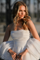 Легкое открытое летнее свадебное платье БЕТАНИ с разрезом из матовой органзы купить недорого в салоне Princesse de Paris в СПБ.