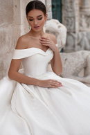 Атласное свадебное платье Габриэлла -белое, А-силуэт, Пышное, со шлейфом, карманами, открытые приспущенные плечи. Свадебный салон Princesse de Paris
