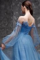 Свадебное платье Джулия небесно-голубого цвета- легкое, удобное, объемные рукава-фонарики, непышное, разрез по ноге, недорого в свадебном салоне Princesse de Paris СПБ