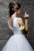 Свадебное платье Диана - легкое, удобное, мерцающая юбка, небольшой шлейф, непышное, открытые бока, недорого в свадебном салоне Princesse de Paris СПБ