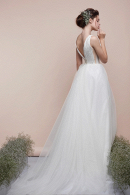 Свадебное платье Диана - легкое, удобное, мерцающая юбка, небольшой шлейф, непышное, открытые бока, недорого в свадебном салоне Princesse de Paris СПБ