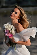 legkoe_otkritoe_svadebnoe_platje_debbi_s_razrezom