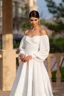 Свадебное платье КРИСТА с рукавами и разрезом без корсета минимализм легкое летнее с открытыми плечами купить недорого в салоне Princesse de Paris в СПБ.