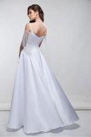 Оригинальное и стильное свадебное платье ЛЕТИЦИЯ с имитацией спущенных плечиков , расшитых бисером в свадебном салоне Princesse de Paris