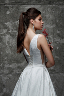 Свадебное платье ЛУЧИАНА - стильное и элегантное, из необычной тисненой жаккардовой ткани, с закрытым лифом  и карманами, не пышное, в свадебном салоне Princesse de Paris