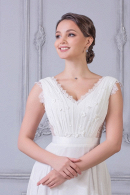 Легкое летнее не пышное свадебное платье из шифона с французским кружевом шантильи ЛЮЧИЯ купить недорого в салоне Princesse de Paris в СПБ.