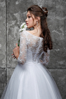 Недорогое свадебное платье Милана - легкое, воздушное, с кружевным лифом и длинными рукавами, лиф и спинка закрыты кружевом, идеальный вариант для венчания свадебном салоне Princesse de Paris
