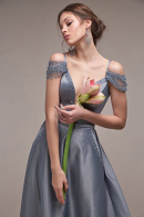 Стильное атласное платье РОБЕРТА - А-силуэт, приспущенные плечики, расколотый корсет, элегантное, легкое, с карманами, отделка - вышивка бисером купить недорого в свадебном салоне Princesse de Paris