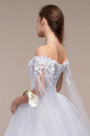 Пышное воздушное и легкое свадебное платье САЛЬСА с рукавами -кейп, легкой юбкой и модным расколотым кружевным корсетом недорого в свадебном салоне Princesse de Paris