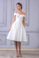 Короткое свадебное платье СЮЗАННА из матового атласа с открытыми плечами купить недорого в салоне Princesse de Paris в СПБ.