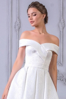 Короткое свадебное платье СЮЗАННА из матового атласа с открытыми плечами купить недорого в салоне Princesse de Paris в СПБ.