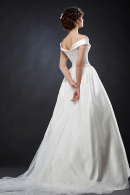 Свадебное платье из атласа СЮЗАННА с открытыми плечами, юбка А-силуэт без кружева с карманами купить недорого в салоне Princesse de Paris в СПБ.