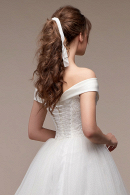 Свадебное платье в стиле императрица с открытыми плечами, кружевным корсетом, гладкой атласной юбкой и карманами в свадебном салоне Princesse de Paris