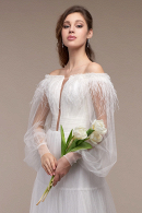Легкое свадебное платье в стиле бохо с длинными пышными рукавами и отделкой из нежных перьев недорого в свадебном салоне Princesse de Paris