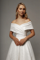 Блестящее свадебное платье ХАГГИС миди с открытыми плечами купить в салоне Princesse de Paris в СПБ.