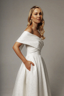 Блестящее свадебное платье ХАГГИС миди с открытыми плечами купить в салоне Princesse de Paris в СПБ.