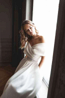 Свадебное платье ХАГГИС миди из атласа с открытыми плечами купить недорого в салоне Princese de Paris