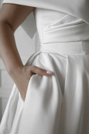 Свадебное платье ХАГГИС миди из атласа с открытыми плечами купить недорого в салоне Princese de Paris