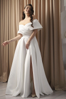 Атласное свадебное платье ХАГГИС с разрезом по ноге и открытыми плечами купить недорого в салоне Princesse de Paris в СПБ.