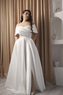 Атласное свадебное платье ХАГГИС с разрезом по ноге и открытыми плечами купить недорого в салоне Princesse de Paris в СПБ.