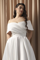 Атласное свадебное платье ХАГГИС с разрезом по ноге и открытыми плечами купить недорого в салоне Princesse de Paris в СПБ.