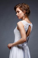 Элегантное и стильное свадебное платье ХЕЛЬГА в стиле минимализм с закрытым лифом из матового кружева 3-d и не пышной атласной юбкой с карманами , есть большие размеры для полных, купить недорого в свадебном салоне Princesse de Paris