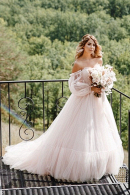 Пышное свадебное платье ЭЛИЗАБЕТ в стиле бохо , цвет - нюд (телесный), с модными пышными рукавами в свадебном салоне Princesse de Paris